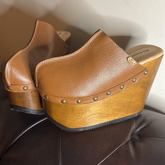 LEATHER CLOGS